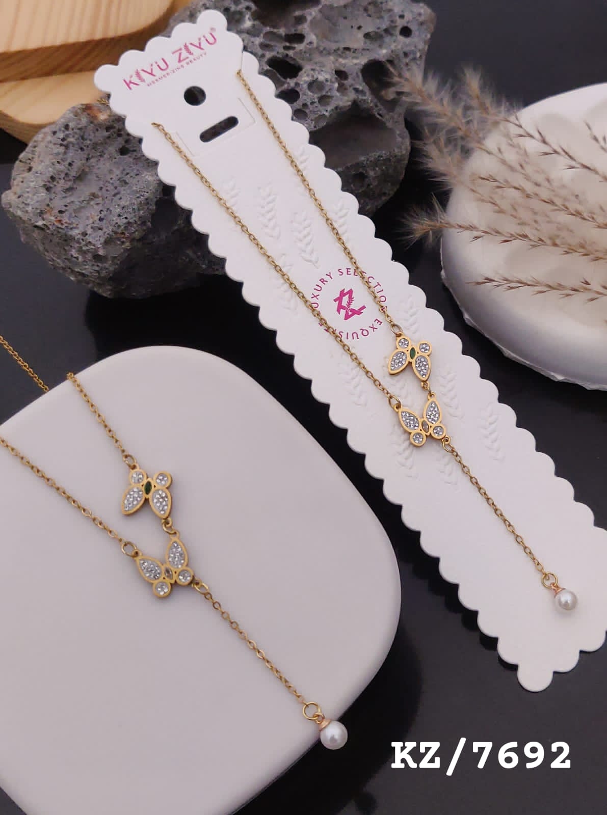 Kiyu Jiyu 18 K Gold-Plated Pendant Necklace – Elegant &amp; Timeless