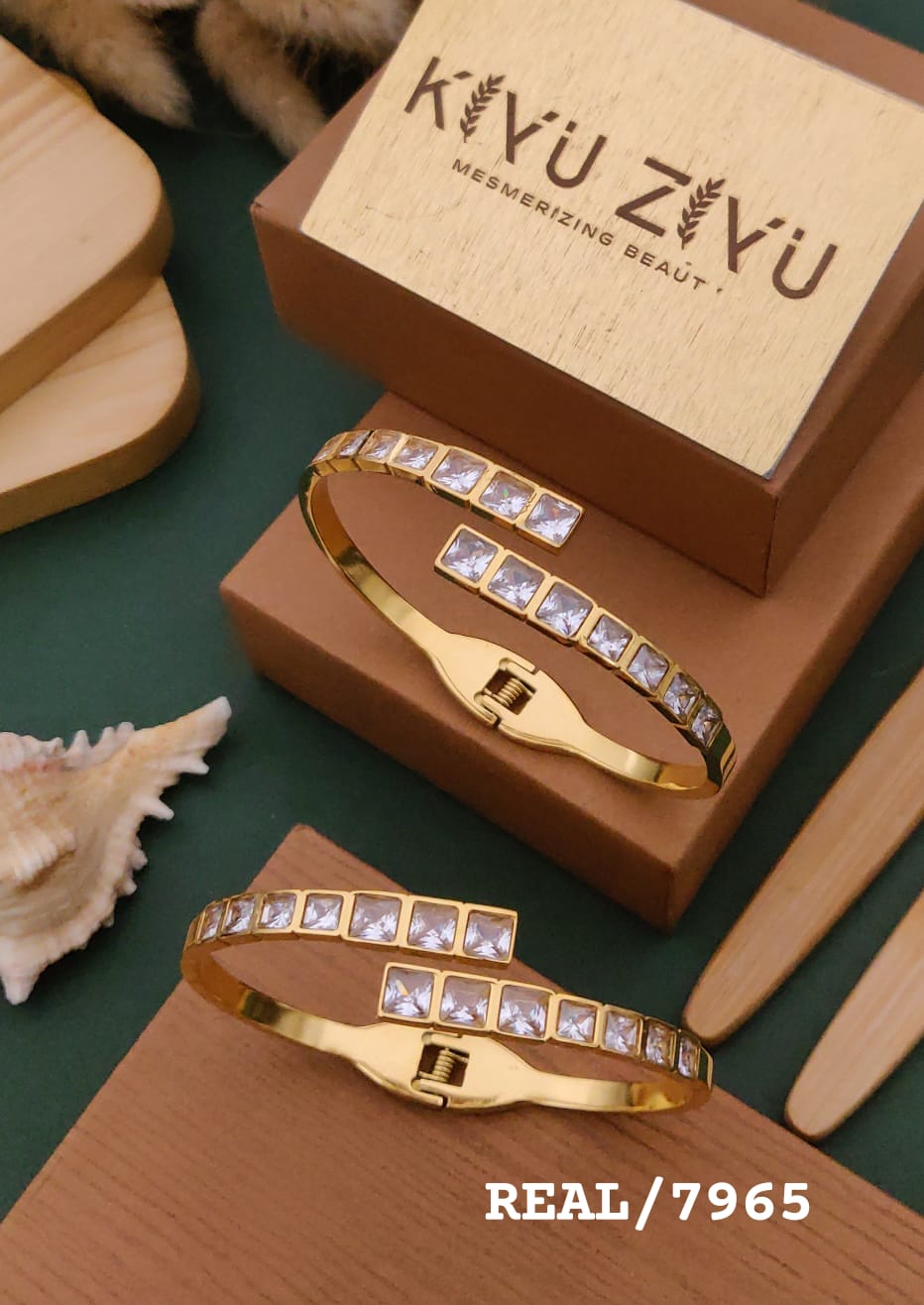 Kiyu Ziyu 18K Gold Plated Anti-Tarnish Bangle.